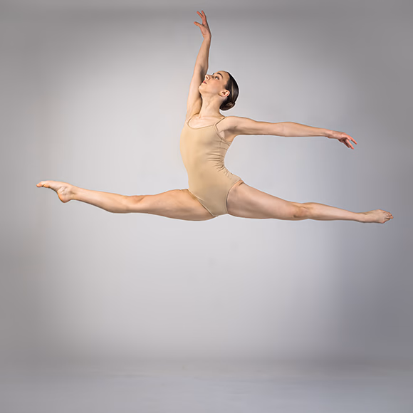 https://shotkit.com/wp-content/uploads/2025/12/Best-Jumping-Poses-for-Dynamic-Photos-and-How-to-Shoot-Them-Like-a-Pro-4.jpg