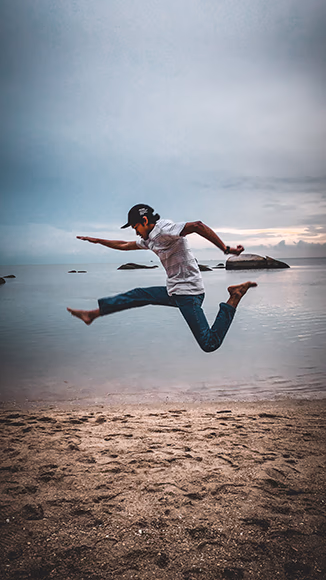 https://shotkit.com/wp-content/uploads/2025/12/Best-Jumping-Poses-for-Dynamic-Photos-and-How-to-Shoot-Them-Like-a-Pro-6.jpg