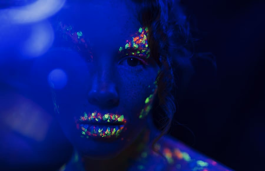 https://shotkit.com/wp-content/uploads/2026/05/Neon-Photoshoot-Ideas-%E2%80%9880s-Inspired-Looks-Creative-Lighting-Posing-Tips-1.jpg
