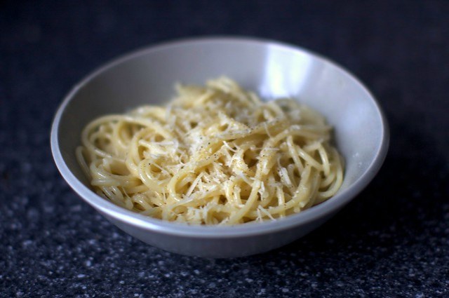 Spaghetti with cheese and black pepper